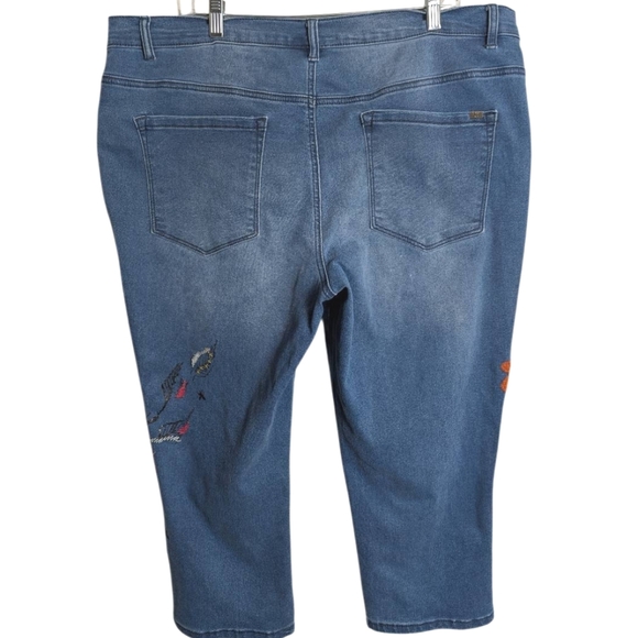 DG2 Diane Gilman Denim Blue Capri Crop Jeans Multicolor Floral Embroidered 18W - Picture 2 of 6